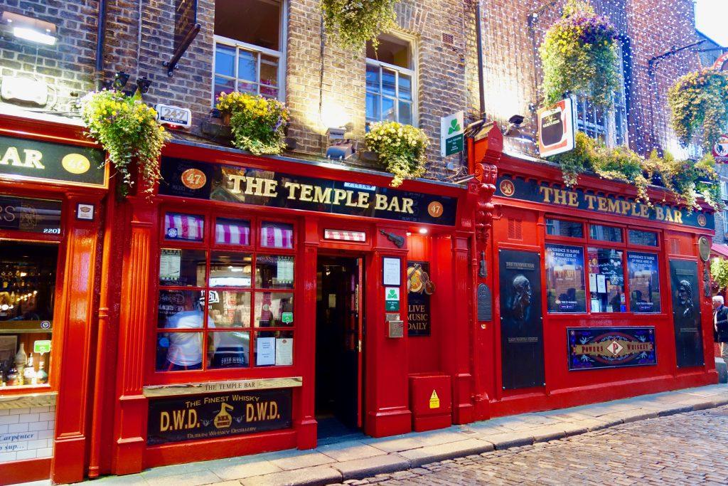 temple bar dublino pub insegne colorate