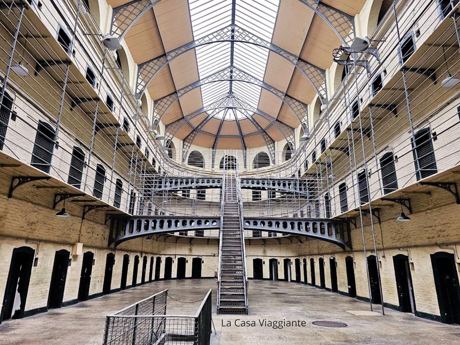 Corridoio del carcere con celle grigie